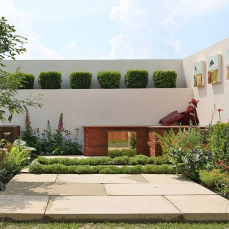 Con setos diversos con cortes rectos y decoraciones elegantes.